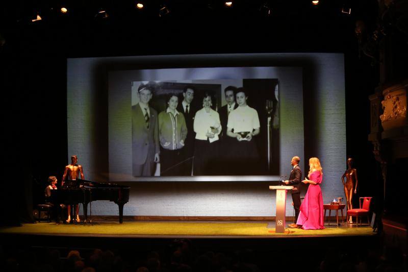 La cuarta edición de los Premios GAVA, que tuvieron lugar en el Palacio Valdés de Avilés, encumbraron a 'Enterrados' y rindieron un especial homenaje a Menchu Álvarez del Valle.