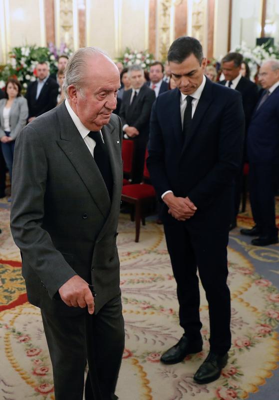 Los reyes eméritos don Juan Carlos y doña Sofía han acudido a la capilla ardiente de Alfredo Pérez Rubalcaba instalada en el Congreso, donde también se han acercado centenares de miembros de la familia socialista y ciudadanos que han querido dar su último adiós al exvicepresidente del Gobierno. 