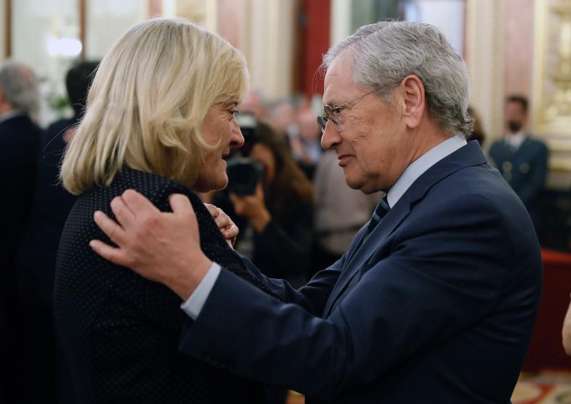 Los reyes eméritos don Juan Carlos y doña Sofía han acudido a la capilla ardiente de Alfredo Pérez Rubalcaba instalada en el Congreso, donde también se han acercado centenares de miembros de la familia socialista y ciudadanos que han querido dar su último adiós al exvicepresidente del Gobierno. 