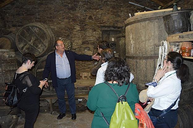 Joaquín Fernández explica cómo son las bodegas del barrio cangués de Santiso. 