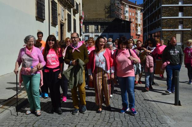 Los participantes iniciaron la marcha frente al Ayuntamiento. 