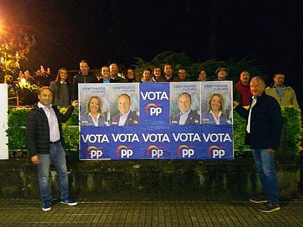 Andrés Buznego y su equipo posan en la pegada de carteles con José Manuel Felgueres. 