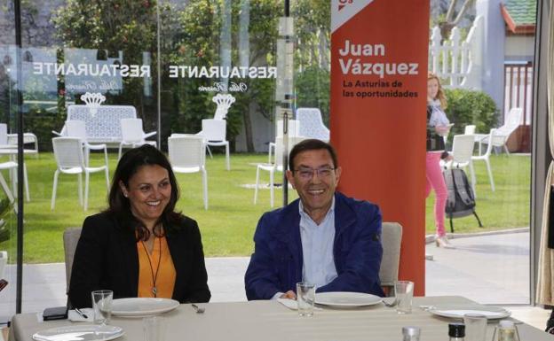 Charo Fernández y Juan Vázquez, candidato de Ciudadanos a la presidencia de Asturias, en un acto en el Oriente de Asturias este sábado.