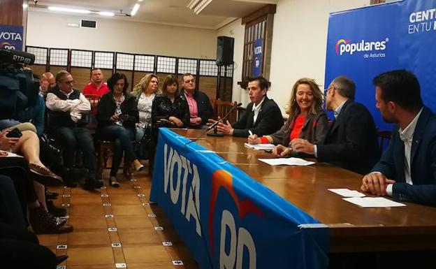 Teresa Mallada, en el centro de la mesa, durante el acto celebrado en Valdés.