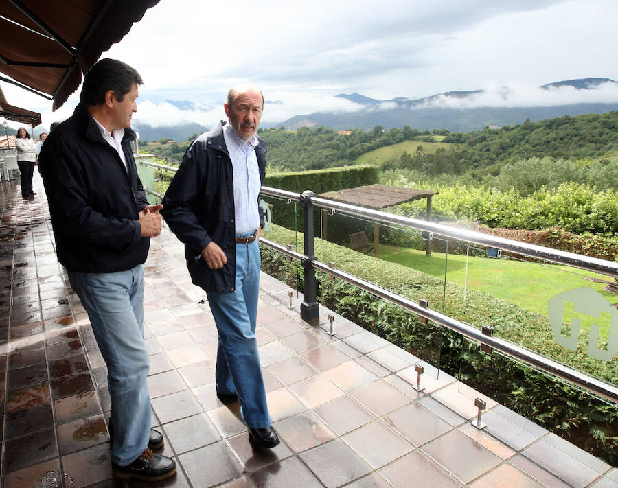 Junto a Javier Fernández, durante una visita a Torazo.