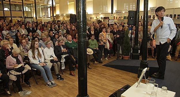 Carlos López Otín durante la presentación de su último libro 'La vida en cuatro letras'. 