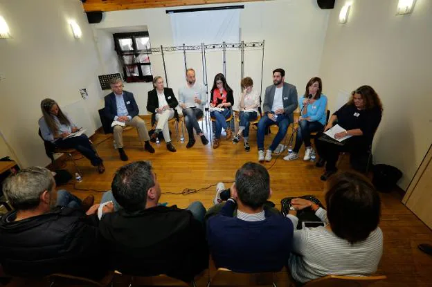 Los representantes de las ocho formaciones, durante el acto organizado por la Plataforma Tabacalera en la Casa del Chino de Cimavilla. 