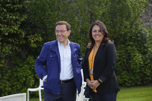 Juan Vázquez y Charo Fernández, en Ribadesella. 