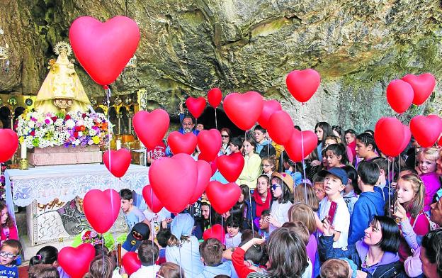 Los pequeños, durante la ofrenda a la Virgen de Covadonga, en la Santa Cueva. 