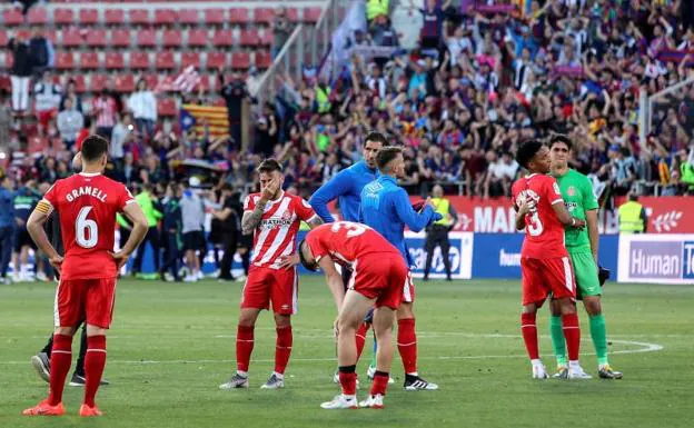Los jugadores del Girona, tras caer derrotados en el partido contra el Levante, que los deja virtualmente en Segunda.