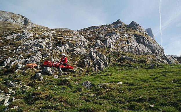 Los servicios de emergencia, en la zona donde se cayó la senderista. 