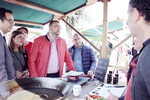 El candidato socialista Adrián Barbón, durante su visita a Cabranes. 