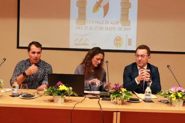 El alcalde de Aller, David Moreno; la directora del IES de Moreda, Margarita Gandullo, y el consejero de Educación, Genaro Alonso, en la apertura de las jornadas culturales del centro. 