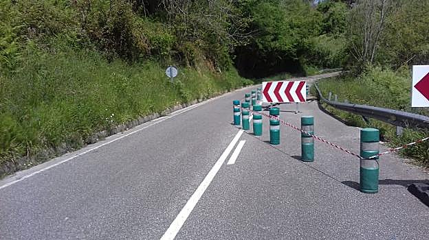 La situación de la carretera AS-249, a la altura de Les Fontiquines, en el límite de Siero y Langreo. 