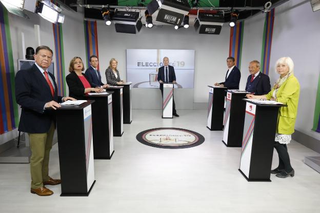 Alfredo Canteli (PP), Ana Taboada (Somos Oviedo), Ignacio Cuesta (Ciudadanos), Cristina Coto (Vox) el moderador del debate, Juan Neira, Fernando Tejada (Foro), Wenceslao López (PSOE) y Concha Masa (IU) en el plató de Canal 10. 