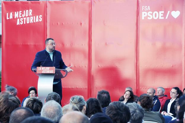 Adrián Barbón, en el mitin celebrado en Tineo. 