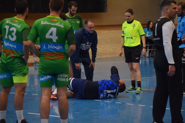 Monchu en el momento de lesionarse en la cancha del Safa. 