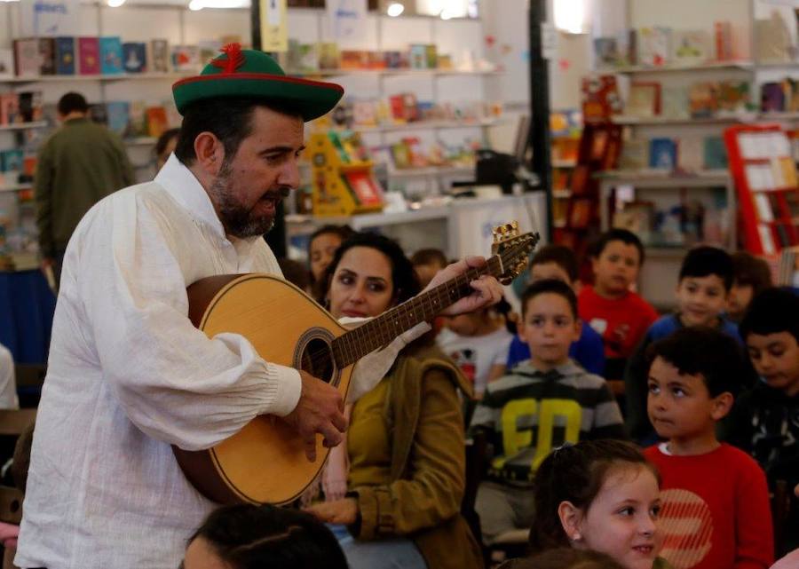 Los niños de varios colegios de la capital asturiana disfrutaron de una animada jornada, a la que también asistió la delegada del Gobierno en Asturias Delia Losa.