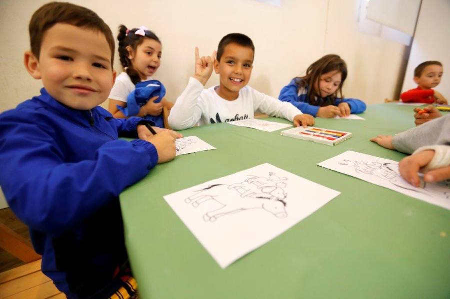 Los niños de varios colegios de la capital asturiana disfrutaron de una animada jornada, a la que también asistió la delegada del Gobierno en Asturias Delia Losa.