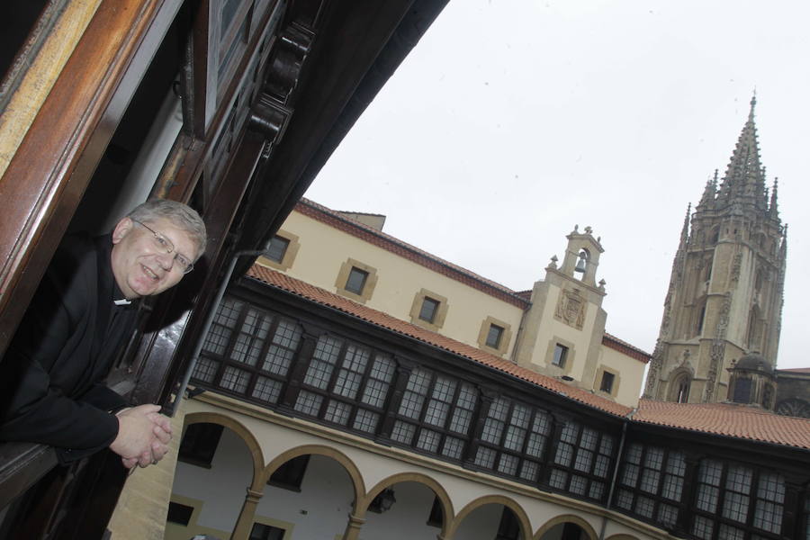 El obispo asturiano fallece en Astorga a los 62 años dejando atrás una intensa trayectoria en que le llevaron a estar al servicio de la Iglesia en diferentes puntos de Asturias.El 18 de noviembre de 2015 fue nombrado Obispo de la Diócesis de Astorga para suceder a Camilo Lorenzo Iglesias, tomando posesión el 19 de diciembre. 