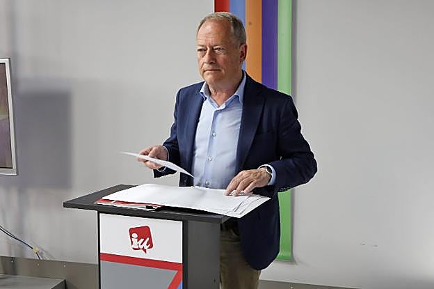 Aurelio Martín en el plató de Canal 10.