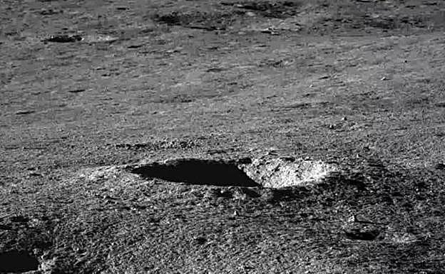 Imagen tomada por el robot de exploración chino 'Yutu 2' en el cráter Von Kármán.