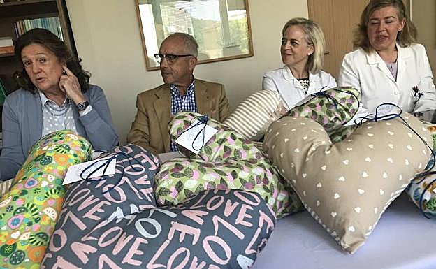 Corazones elaborados por las madres del colegio Benedicto Bembibre de Lada. 