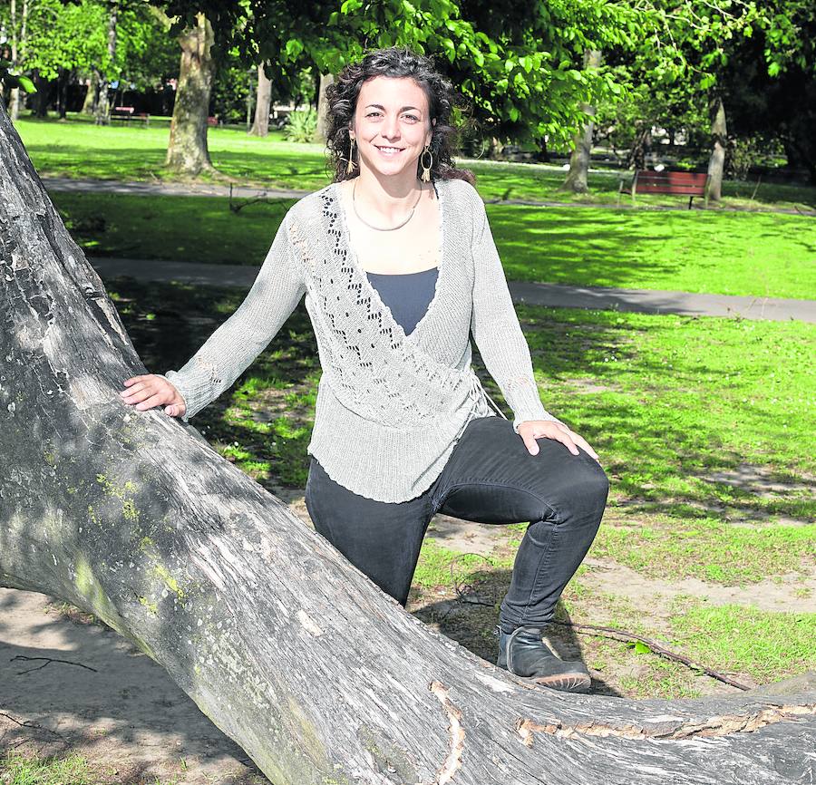Tania González, en uno de los árboles del parque Ferrera