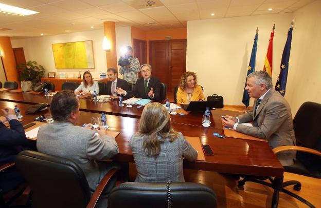 Miembros de la candidatura popular, con Teresa Mallada al frente, reunidos con Belarmino Feito y otros empresarios.