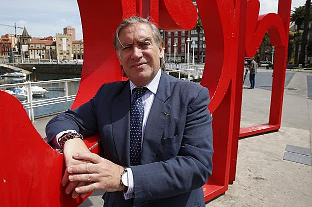 El candidato popular a la Alcaldía de Gijón, Alberto López-Asenjo, en el Puerto Deportivo. 