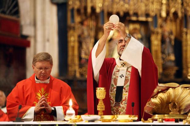 Junto con el arzobispo, Jesús Sanz Montes, durante una misa celebrada en la catedral de Oviedo. 