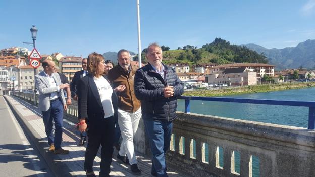 Visita de los socialistas al puente riosellano. 