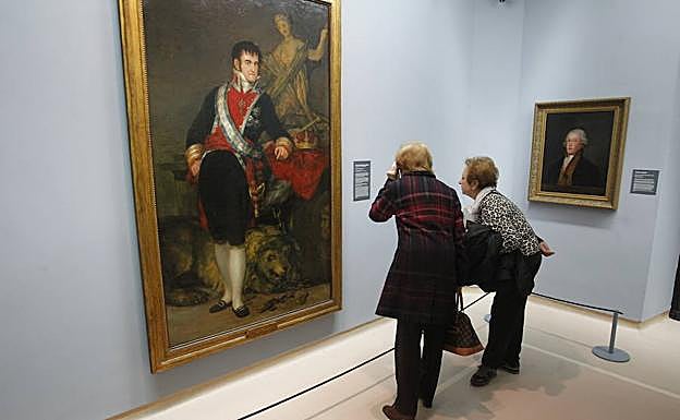 Dos mujeres contemplan el retrato de Fernando VII de Goya que se expone en el Bellas Artes. 