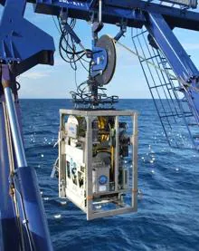 Imagen secundaria 2 - Imágenes del trabajo en los laboratorios del Oceanográfico de Gijón y el equipo para realizar estudios a mucha profundidad.