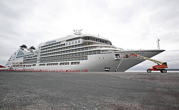 Foto de archivo del Seabourn Ovation el año pasado en El Musel