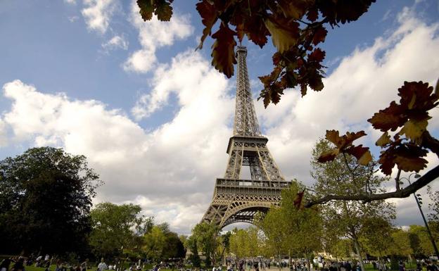 Vista de la Torre Eiffel desde su base.