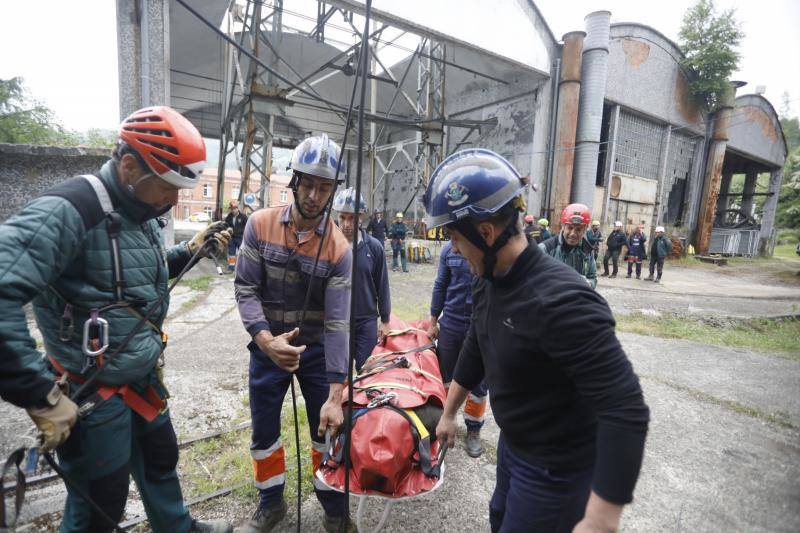 El pozo Fondón fue el escenario en el que veintinueve especialistas, diecisiete brigadistas de Salvamento Minero y doce agentes de la Guardia Civil compartieron durante tres días informaciónj y duro entrenamiento.