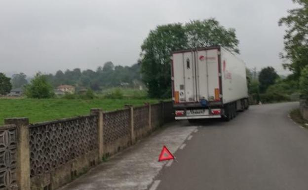 Un camión lituano, enésimo atasco en Porceyo