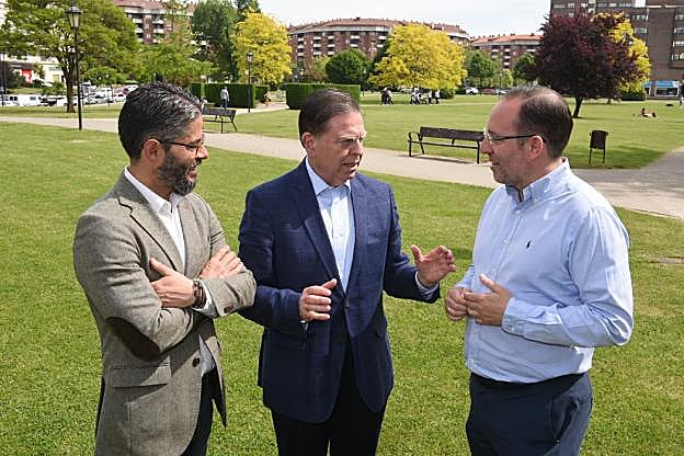 Gerardo Antuña, Alfredo Canteli y Mario Arias, ayer. 
