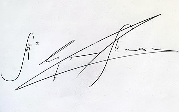 «En mi firma me inspiró la forma de escribir de mi padre»