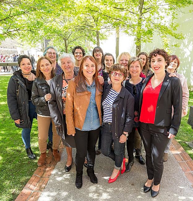 Ana Castaño, rodeada de mujeres que apoyan a la coalición. 