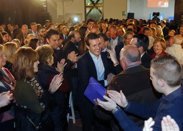 Casado, rodeado de asistentes al acto central de campaña de los populares asturianos. 