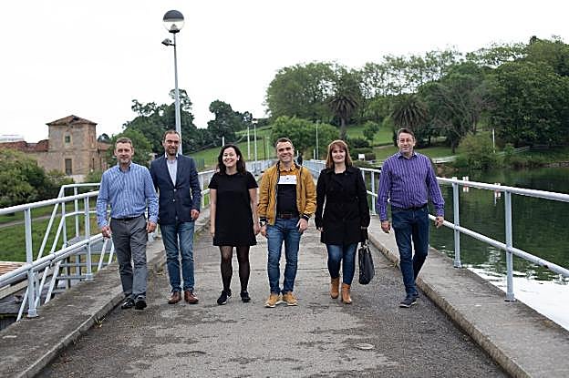Pelayo Morán (PP), David Robles (Ciudadanos), Sara Paz (Izquierda Unida), Iván Fernández (PSOE), Mariola Fernández (Más Corvera Equo) y Rogelio Crespo (Somos Corvera), reunidos por LA VOZ en el embalse del Pantano de Trasona. 