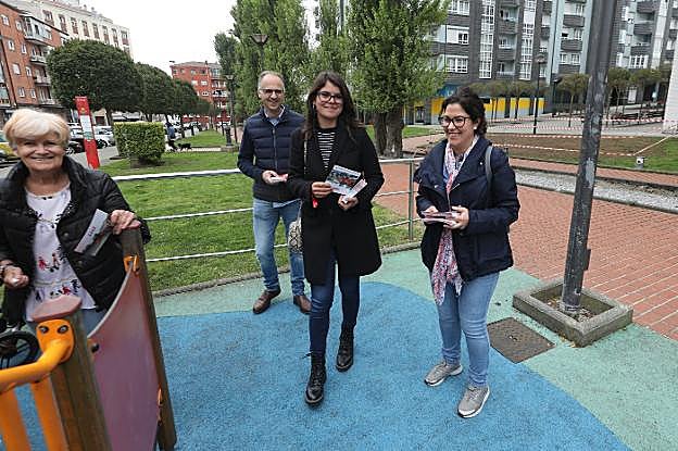 Raquel Ruiz reparte propaganda en José Cueto. 