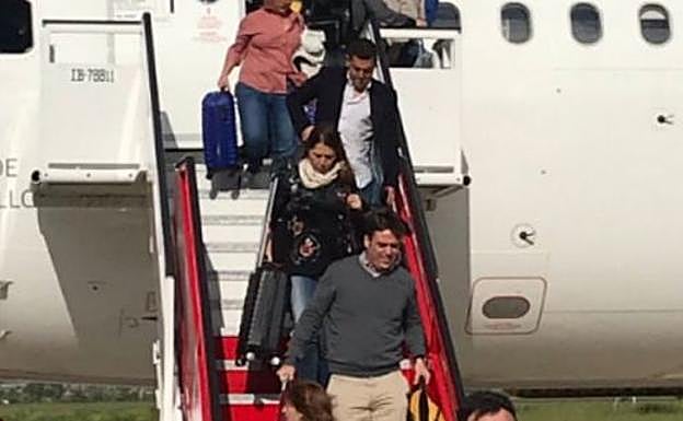 Momento en el que los pasajeros se veían obligados a descender del avión en Vitoria