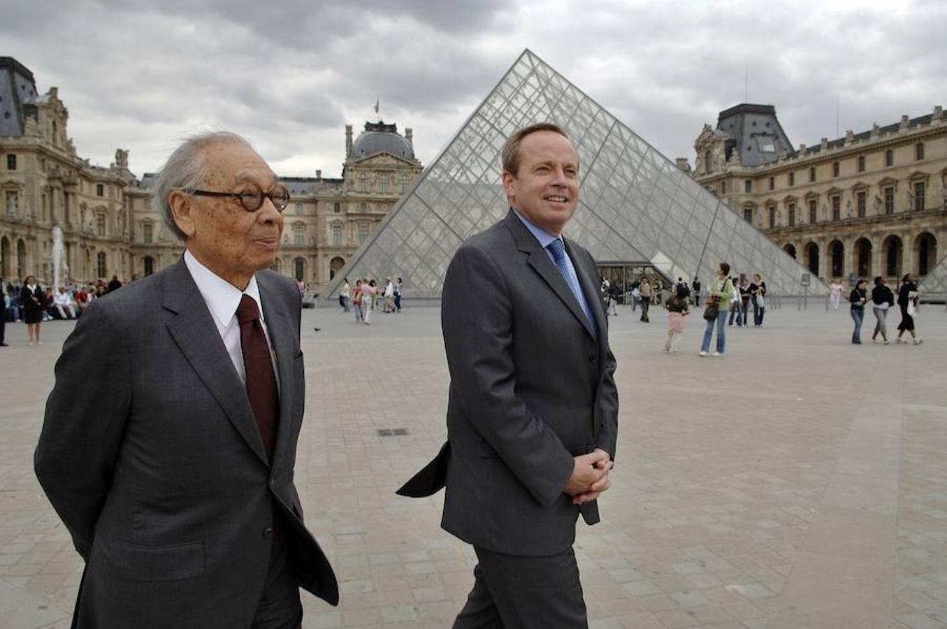 El arquitecto Ieoh Ming Pei ha muerto este jueves a los 102 años. Diseñó edificios y rascacielos de todo el mundo, entre ellos, la pirámide del Louvre, el Museo Miho de Kyoto o la Nacional Gallery of Art en Washington. También fue ganador del Premio Pritzker, el galardón más prestigioso de la arquitectura. 