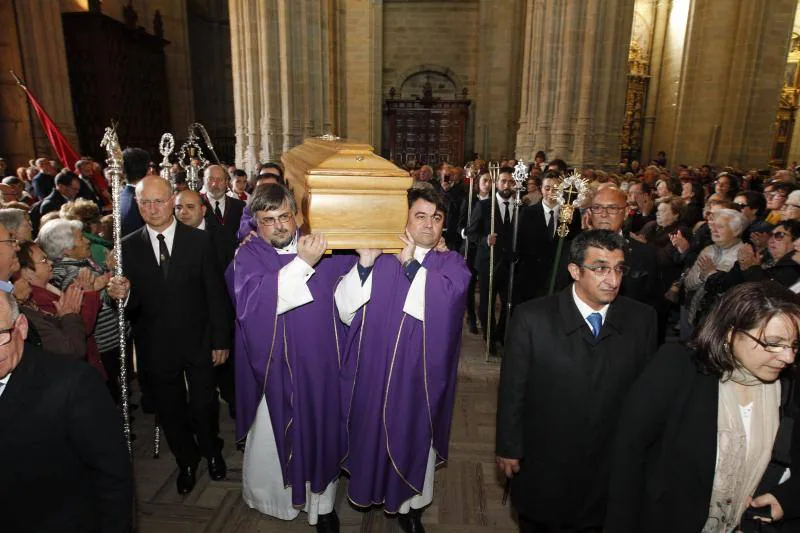El funeral del asturiano Juan Antonio Menéndez se celebró en la Catedral de la ciudad leonesa, a la que acudieron el arzobispo de Oviedo, Jesús Sanz Montes, que presidió el acto, o el Padre Ángel, en una multitudinaria despedida