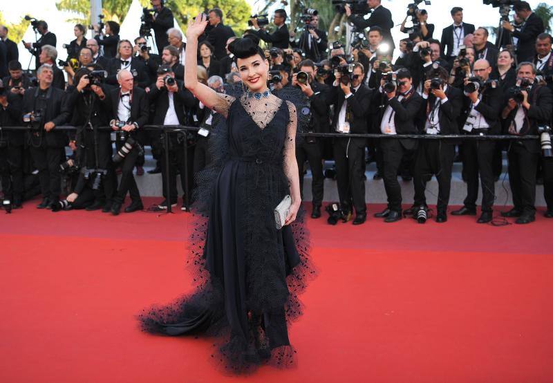 La actriz española lució impresionante en la alfombra roja de Cannes acompañada de sus compañeros de 'Dolor y Gloria'.