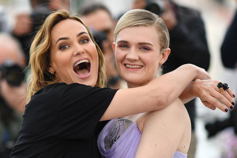 La actriz española lució impresionante en la alfombra roja de Cannes acompañada de sus compañeros de 'Dolor y Gloria'.