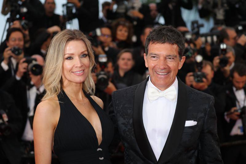 La actriz española lució impresionante en la alfombra roja de Cannes acompañada de sus compañeros de 'Dolor y Gloria'.